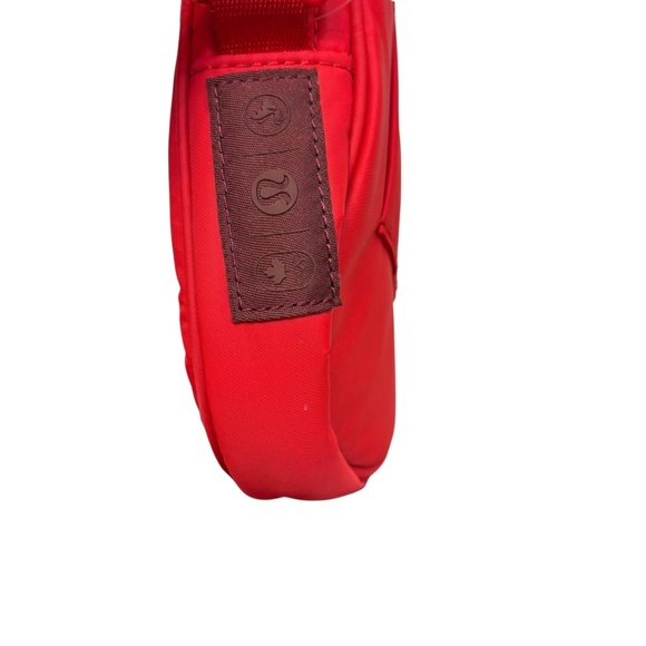 Lululemon team Canada future crossbody bag red - Picture 4 of 10